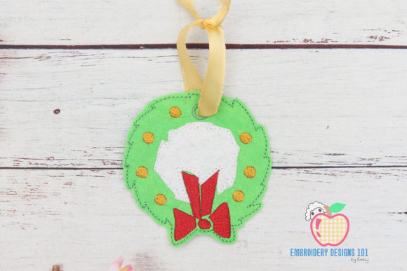 Christmas Wreath Ornament: A Festive Embroidery Design